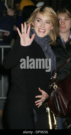 8. Januar 2008 statt - New York, NY, USA - Schauspielerin KATE WINSLET posiert für Fotos bei ihrem Auftritt in "The Late Show With David Letterman" in der Ed Sullivan Theater. (Kredit-Bild: © Nancy Kaszerman/ZUMA Press) Stockfoto