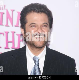 3. Februar 2009 - New York, New York, USA - Schauspieler ANIL KAPOOR besucht die New Yorker Premiere von "The Pink Panther 2" Ziegfeld Theater statt. (Kredit-Bild: © Nancy Kaszerman/ZUMA Press) Stockfoto