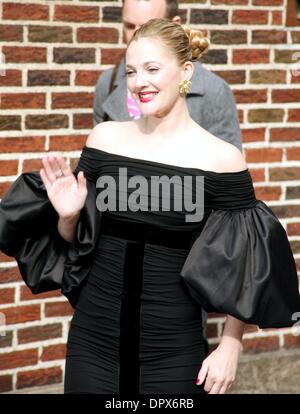 15. April 2009 statt - New York, New York, USA - Schauspielerin DREW BARRYMORE posiert für Fotos bei ihrem Auftritt in "The Late Show With David Letterman" in der Ed Sullivan Theater. (Kredit-Bild: © Nancy Kaszerman/ZUMA Press) Stockfoto