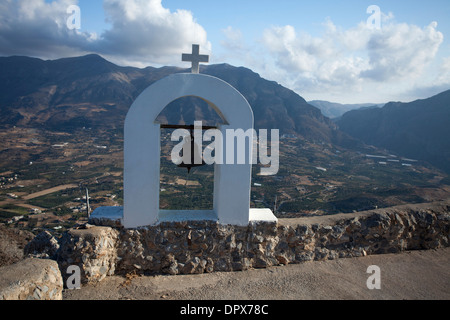 Glocke der Berggipfel Timios Stavros Church, in der Nähe von Plakias, Bezirk Rethymnon, Kreta, Griechenland. Stockfoto