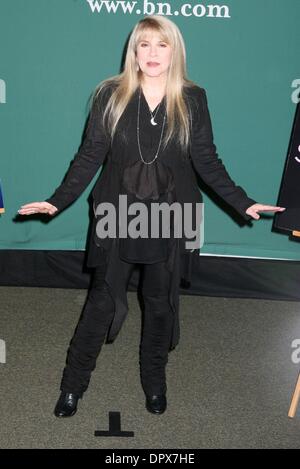 31. März 2009 - New York, New York, USA - Fleetwood Mac-Sängerin STEVIE NICKS fördert ihre neue DVD "Live in Chicago" und "The Klangbühne Sessions" bei Barnes and Noble Union Square. (Kredit-Bild: © Nancy Kaszerman/ZUMA Press) Stockfoto