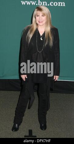 31. März 2009 - New York, New York, USA - Fleetwood Mac-Sängerin STEVIE NICKS fördert ihre neue DVD "Live in Chicago" und "The Klangbühne Sessions" bei Barnes and Noble Union Square. (Kredit-Bild: © Nancy Kaszerman/ZUMA Press) Stockfoto