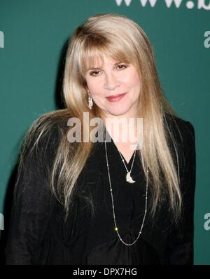 31. März 2009 - New York, New York, USA - Fleetwood Mac-Sängerin STEVIE NICKS fördert ihre neue DVD "Live in Chicago" und "The Klangbühne Sessions" bei Barnes and Noble Union Square. (Kredit-Bild: © Nancy Kaszerman/ZUMA Press) Stockfoto