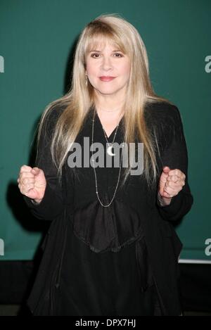 31. März 2009 - New York, New York, USA - Fleetwood Mac-Sängerin STEVIE NICKS fördert ihre neue DVD "Live in Chicago" und "The Klangbühne Sessions" bei Barnes and Noble Union Square. (Kredit-Bild: © Nancy Kaszerman/ZUMA Press) Stockfoto