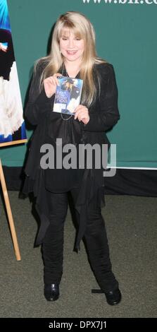 31. März 2009 - New York, New York, USA - Fleetwood Mac-Sängerin STEVIE NICKS fördert ihre neue DVD "Live in Chicago" und "The Klangbühne Sessions" bei Barnes and Noble Union Square. (Kredit-Bild: © Nancy Kaszerman/ZUMA Press) Stockfoto