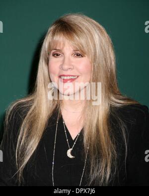 31. März 2009 - New York, New York, USA - Fleetwood Mac-Sängerin STEVIE NICKS fördert ihre neue DVD "Live in Chicago" und "The Klangbühne Sessions" bei Barnes and Noble Union Square. (Kredit-Bild: © Nancy Kaszerman/ZUMA Press) Stockfoto