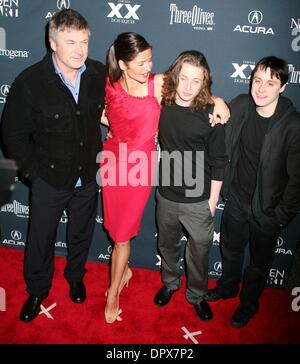 1. April 2009 - New York, New York, USA - Schauspieler ALEC BALDWIN und JILL HENNESSY, RORY CULKIN, KIERAN CULKIN besuchen die Premiere des 14. jährlichen Gen Art Film Festival in New York-Premiere von "Lymelife" im Visual Arts Theatre statt. (Kredit-Bild: © Nancy Kaszerman/ZUMA Press) Stockfoto