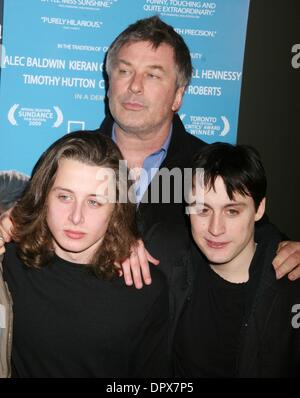 1. April 2009 - New York, New York, USA - Schauspieler RORY CULKIN, ALEC BALDWIN und KIERAN CULKIN besuchen die Premiere des 14. jährlichen Gen Art Film Festival in New York-Premiere von "Lymelife" im Visual Arts Theatre statt. (Kredit-Bild: © Nancy Kaszerman/ZUMA Press) Stockfoto