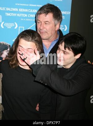 1. April 2009 - New York, New York, USA - Schauspieler RORY CULKIN, ALEC BALDWIN und KIERAN CULKIN besuchen die Premiere des 14. jährlichen Gen Art Film Festival in New York-Premiere von "Lymelife" im Visual Arts Theatre statt. (Kredit-Bild: © Nancy Kaszerman/ZUMA Press) Stockfoto