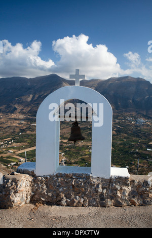 Glocke der Berggipfel Timios Stavros Church, in der Nähe von Plakias, Bezirk Rethymnon, Kreta, Griechenland. Stockfoto