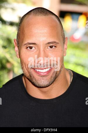 25. April 2009 - New York, New York, USA - Executive Producer/Schauspieler DWAYNE JOHNSON besucht die 8. Annual Tribeca Film Festival Premiere von 'Racing Dreams' SVA Theater statt. (Kredit-Bild: © Nancy Kaszerman/ZUMA Press) Stockfoto