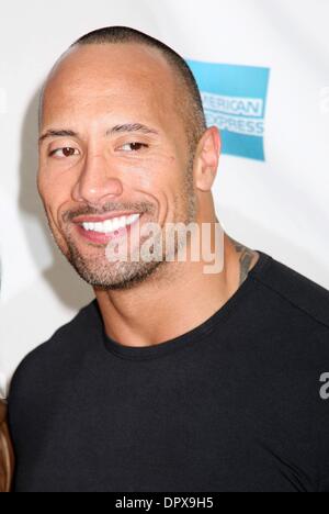 25. April 2009 - New York, New York, USA - Executive Producer/Schauspieler DWAYNE JOHNSON besucht die 8. Annual Tribeca Film Festival Premiere von 'Racing Dreams' SVA Theater statt. (Kredit-Bild: © Nancy Kaszerman/ZUMA Press) Stockfoto