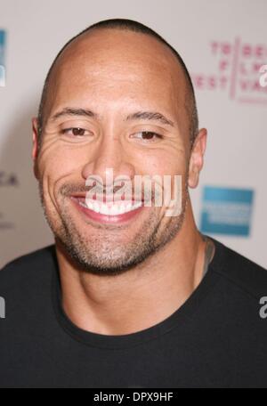 25. April 2009 - New York, New York, USA - Executive Producer/Schauspieler DWAYNE JOHNSON besucht die 8. Annual Tribeca Film Festival Premiere von 'Racing Dreams' SVA Theater statt. (Kredit-Bild: © Nancy Kaszerman/ZUMA Press) Stockfoto