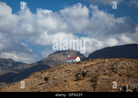 Hügel Kirche unter der weissen Berge, in der Nähe von Plakias, Bezirk Rethymnon, Kreta, Griechenland. Stockfoto