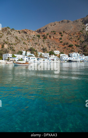 Das Dorf Loutro unterhalb der weißen Berge, Sfakia, Bezirk Chania, Kreta, Griechenland. Stockfoto