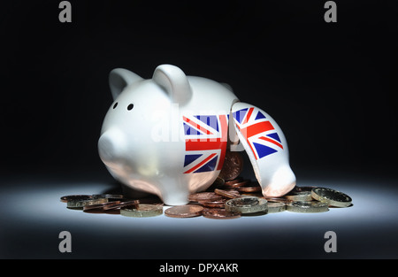 GEBROCHENE BRITISH SPARSCHWEIN VERSCHÜTTEN MÜNZEN WIEDER DIE WIRTSCHAFT GÖSCH EINSPARUNGEN EINKOMMEN LÖHNE INFLATION HAUSHALTSBUDGETS GELD PFUND Stockfoto