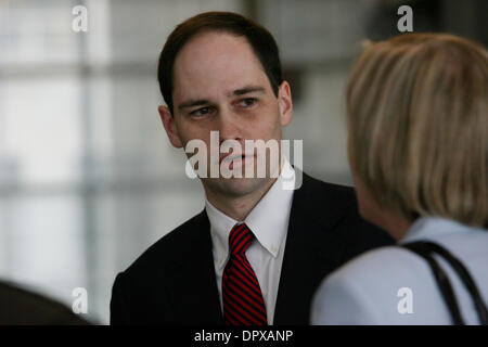 4. Dezember 2008 - Bronx, New York, USA - DAVID MASSEY, Assistant uns Rechtsanwalt südlichen Bezirk von New York, im Chat mit Staatsanwalt TERRY GOTTLIEB im Bronx Supreme Court bei der Brancato Verhandlung im Fall gegen Schauspieler Lillo Brancato. Lillo Brancato, steht ein Schauspieler, der einst eine Möchtegern Gangster auf "The Sopranos" spielte Mordanklage in den Tod ausserdienstliche Polizist Daniel Enchau Stockfoto