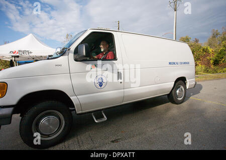 11. Dezember 2008 - Orlando, Florida, USA - A-van mit dem Orange County Medical Examiner Office verlässt die Szene einer Untersuchung, wo waren die Überreste eines kleinen Kindes gefunden in Orlando, wurde FL. Three-Year-Old Caylee Marie Anthony als vermisst gemeldet 15 Juli. Caylee der Mutter, Casey Anthony wurde im Oktober am Mord ersten Grades, verschlimmerten Totschlag eines Kindes und anderen angeklagt. Stockfoto