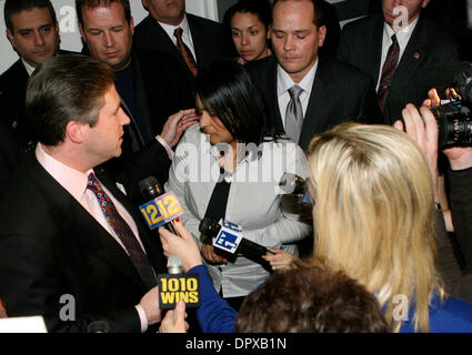 22. Dezember 2008 - Bronx, New York, USA - Schwester des ermordeten Polizisten Daniel Enchautegui, YOLANDA ROSA und PBA Präsident PATRICK LYNCH sprechen mit Reportern nach einem Schuldspruch Einbruchsversuch in der Studie von Lillo Brancato Jr. in der Bronx Supreme Court 22. Dezember 2008. Der ehemalige "Sopranos" Schauspieler wurde des Mordes zweiten Grades in der Erschießung eines Zolls gelöscht Stockfoto