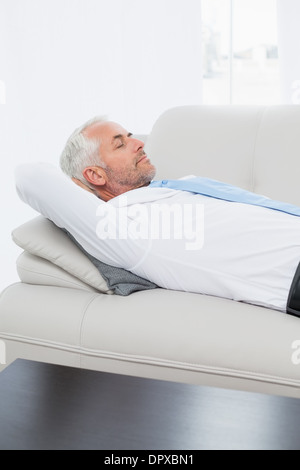 Müde Reifen Geschäftsmann auf Sofa im Wohnzimmer schlafen Stockfoto