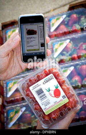 19. Januar 2009 - Redwood City, Kalifornien, USA - frische Produkte tragen YottaMark HarvestMark-Label, das mit einem Apple iPhone gelesen werden kann. Die 16-stellige alpha-numerischen Code und und Data-Matrix (kleines Quadrat) möglich, Einheit-Level Rückverfolgbarkeit und Produktauthentifizierung.   Die Kalifornien-Start hat neue Etiketten für frische Frucht, die den Verbrauchern helfen, die Farm das Produkt kam finden aus einer Stockfoto