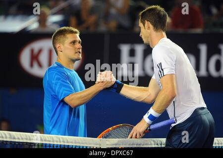 Melbourne, Australien. 16. Januar 2014. Andy Murray aus Großbritannien schüttelt Hände mit Vincent Millot (FRA) Credit: Action Plus Sport/Alamy Live News Stockfoto