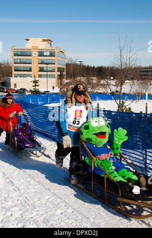 7. März 2009 - Anchorage, Alaska, USA - BILL COTTER, Iditarod Musher und Schlitten Reiter (für die ersten paar Meilen), 37. Iditarod-Hundeschlittenrennen. (Kredit-Bild: © Ron Levy/ZUMA Press) Stockfoto