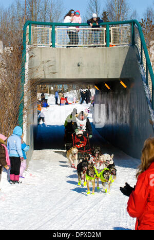 7. März 2009 - Anchorage, Alaska, USA - ED STIELSTRA, Iditarod Musher gehen unter der Brücke mit Fans beobachten, 37. Iditarod Race. (Kredit-Bild: © Ron Levy/ZUMA Press) Stockfoto