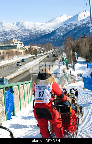 7. März 2009 - Anchorage, Alaska, USA - Rookie Iditarod Musher HARRY ALEXIE racing mit Verkehr auf Tudor Road, 37. Iditarod Race. (Kredit-Bild: © Ron Levy/ZUMA Press) Stockfoto