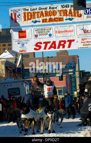 7. März 2009 - Anchorage, Alaska, USA - Veteran Iditarod Gewinner JEFF KING zu Beginn der 37. Iditarod Hundeschlittenrennen. (Kredit-Bild: © Ron Levy/ZUMA Press) Stockfoto