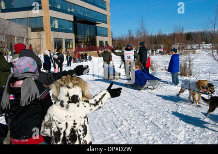 7. März 2009 - Anchorage, Alaska, USA - Rookie Iditarod Musher KIM DARST und Fans an der Tudor Road, 37. Iditarod-Hundeschlittenrennen. (Kredit-Bild: © Ron Levy/ZUMA Press) Stockfoto