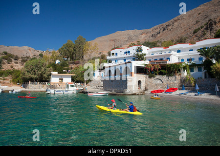 Kajakfahren auf dem Meer in der Nähe des Weilers von Finix oder Phoenix, Loutro, Sfakia, Chania, Kreta, Griechenland. Stockfoto