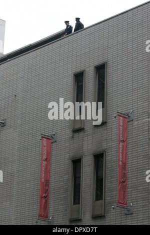 9. April 2009 - Manhattan, New York, USA - Gewalt ausbrach und Studenten wurden von der NYPD nach Protest an der New School University auf 5th Ave und 14th Street in Manhattan, New York verhaftet. Demonstranten sind gegen eine Amtszeit vor kurzem erteilt ehemaliger Senator und ehemaligen Präsidenten hoffnungsvollen Bob Kerrey, wer derzeit als Präsident der New School dient. Polizei in Kampfmontur 22 stude Stockfoto