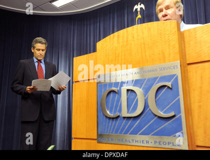 27. April 2009 - Atlanta, Georgia, gibt USA - Dr. RICHARD BESSER, geschäftsführender Direktor des Centers for Disease Control and Prevention eine Schweinegrippe-Pressekonferenz am Sitz der Agentur in Atlanta, Georgia. Besser beraten rieten Amerikaner die meisten Reisen nach Mexiko und ihre Hände häufig waschen. Mehr als 226 Schweinegrippe-Fälle wurden in 30 Ländern über die United S bestätigt Stockfoto