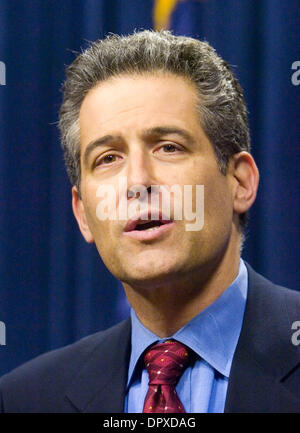 27. April 2009 - Atlanta, Georgia, gibt USA - Dr. RICHARD BESSER, geschäftsführender Direktor des Centers for Disease Control and Prevention eine Schweinegrippe-Pressekonferenz am Sitz der Agentur in Atlanta, Georgia. Besser beraten rieten Amerikaner die meisten Reisen nach Mexiko und ihre Hände häufig waschen. Mehr als 226 Schweinegrippe-Fälle wurden in 30 Ländern über die United S bestätigt Stockfoto