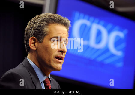 27. April 2009 - Atlanta, Georgia, gibt USA - Dr. RICHARD BESSER, geschäftsführender Direktor des Centers for Disease Control and Prevention eine Schweinegrippe-Pressekonferenz am Sitz der Agentur in Atlanta, Georgia. Besser beraten rieten Amerikaner die meisten Reisen nach Mexiko und ihre Hände häufig waschen. Mehr als 226 Schweinegrippe-Fälle wurden in 30 Ländern über die United S bestätigt Stockfoto