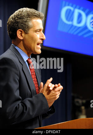 27. April 2009 - Atlanta, Georgia, gibt USA - Dr. RICHARD BESSER, geschäftsführender Direktor des Centers for Disease Control and Prevention eine Schweinegrippe-Pressekonferenz am Sitz der Agentur in Atlanta, Georgia. Besser beraten rieten Amerikaner die meisten Reisen nach Mexiko und ihre Hände häufig waschen. Mehr als 226 Schweinegrippe-Fälle wurden in 30 Ländern über die United S bestätigt Stockfoto