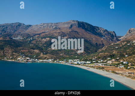 Blick über die Stadt Plakias, unter der Weißen Berge, Kreta, Griechenland. Stockfoto