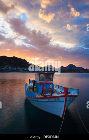 Sonnenaufgang über dem Hafen von Plakias, Bezirk Rethymnon, Kreta, Griechenland. Stockfoto