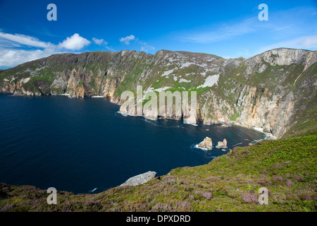 Blick über die Klippen von Slieve League von Bunglas, County Donegal, Irland. Stockfoto