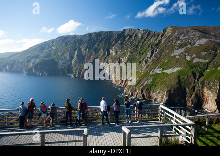 Touristen, die auf der Suche von Slieve League Aussichtsplattform. Bunglas, County Donegal, Irland. Stockfoto
