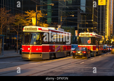 Toronto, Kanada 16. Oktober 2013: Straße Autos auf einer belebten Straße in Toronto Stockfoto