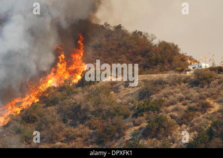 Glendora, Kalifornien, USA. 16. Januar 2014. Ein großes Lauffeuer brennt in den Hügeln oberhalb von Glendora außer Kontrolle. Feuerwehr, Hubschrauber und Flugzeuge aus vielen Ländern arbeiten, um das Feuer zu kontrollieren. Bildnachweis: Nicholas Burningham/Alamy Live-Nachrichten Stockfoto