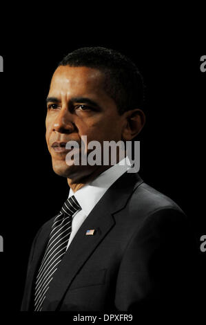 18. Februar 2009 - Mesa, Arizona, USA - Präsident BARACK OBAMA hält eine Rede über seinen Plan zur Bewältigung der Nation Abschottung Krise an Dobson High School in Mesa (Credit-Bild: © Laura Segall/ZUMA drücken) Stockfoto