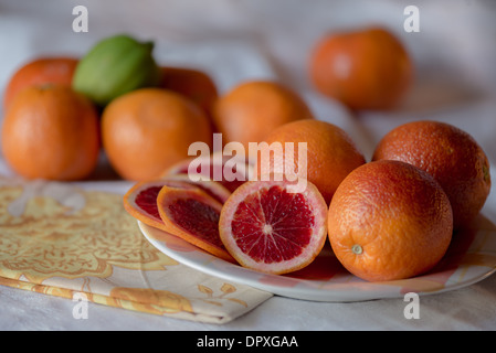 Blutorangen, in Scheiben geschnitten und ganze Stockfoto