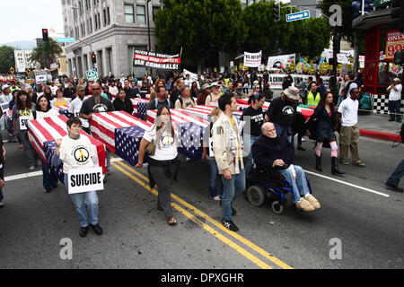 21. März 2009 marschiert - Hollywood, Kalifornien, USA - A große Anti-Kriegs-Protest unter der Leitung von Veteran-Aktivist-Autor RON KOVIC ("geboren am 4. Juli") durch die Straßen von Hollywood zum 6. Jahrestag der Invasion des Irak durch US-Truppen auf Samstag, 21. März 2009. (Kredit-Bild: © Chris Lee/ZUMA Press) Stockfoto