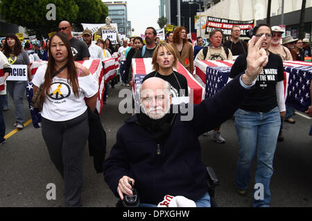 21. März 2009 marschiert - Hollywood, Kalifornien, USA - A große Anti-Kriegs-Protest unter der Leitung von Veteran-Aktivist-Autor RON KOVIC ("geboren am 4. Juli") durch die Straßen von Hollywood zum 6. Jahrestag der Invasion des Irak durch US-Truppen auf Samstag, 21. März 2009. (Kredit-Bild: © Chris Lee/ZUMA Press) Stockfoto