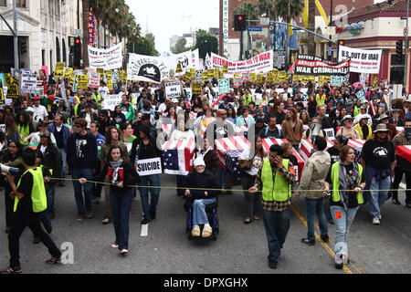 21. März 2009 marschiert - Hollywood, Kalifornien, USA - A große Anti-Kriegs-Protest unter der Leitung von Veteran-Aktivist-Autor RON KOVIC ("geboren am 4. Juli") durch die Straßen von Hollywood zum 6. Jahrestag der Invasion des Irak durch US-Truppen auf Samstag, 21. März 2009. (Kredit-Bild: © Chris Lee/ZUMA Press) Stockfoto