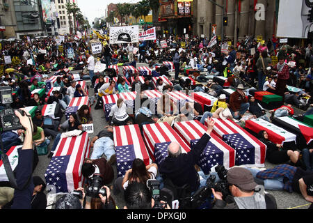 21. März 2009 marschiert - Hollywood, Kalifornien, USA - A große Anti-Kriegs-Protest unter der Leitung von Veteran-Aktivist-Autor RON KOVIC ("geboren am 4. Juli") durch die Straßen von Hollywood zum 6. Jahrestag der Invasion des Irak durch US-Truppen auf Samstag, 21. März 2009. (Kredit-Bild: © Chris Lee/ZUMA Press) Stockfoto