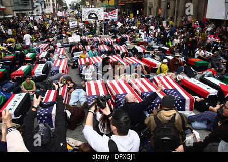 21. März 2009 marschiert - Hollywood, Kalifornien, USA - A große Anti-Kriegs-Protest unter der Leitung von Veteran-Aktivist-Autor RON KOVIC ("geboren am 4. Juli") durch die Straßen von Hollywood zum 6. Jahrestag der Invasion des Irak durch US-Truppen auf Samstag, 21. März 2009. (Kredit-Bild: © Chris Lee/ZUMA Press) Stockfoto